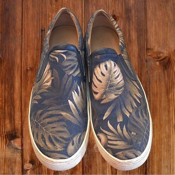 Men’s‎ Vince loafers. Easy slip ons in black and tan neutral colors